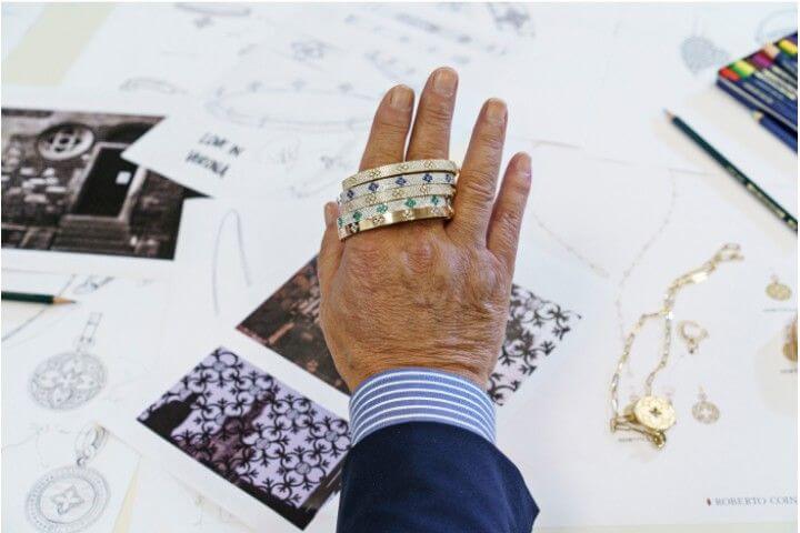 O criador Roberto Coin, a analisar os seus esboos e as peas finais Roberto Coin.