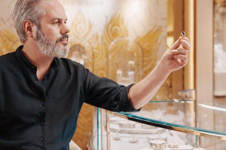 Daniel Calvo, designer das peas da marca carrera y carrera a observar um anel das suas criaes