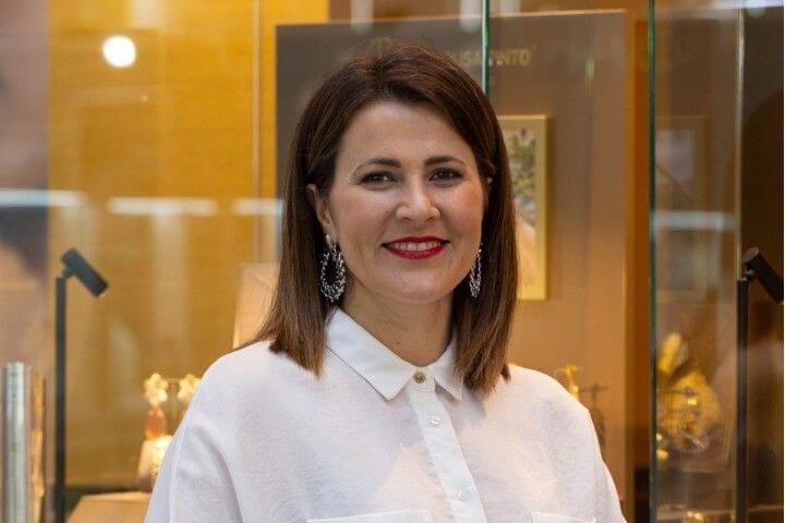 Designer Sara Sousa Pinto aparece em destaque sobre as montras do seu stand de exposio