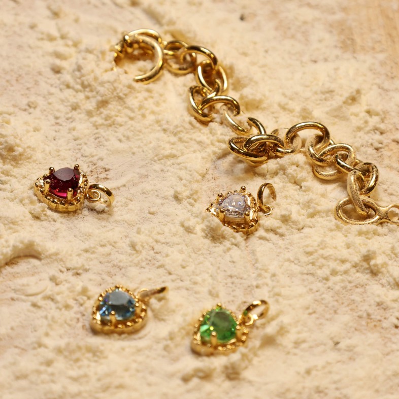 Berloque Corao em Prata Dourada com cristal