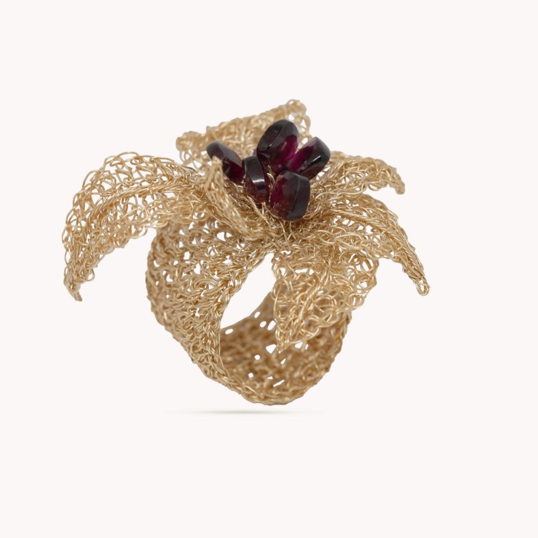 Silver Flower "Bilros" ring with garnets