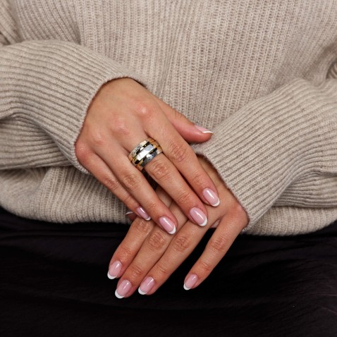 Mother-of-pearl band ring