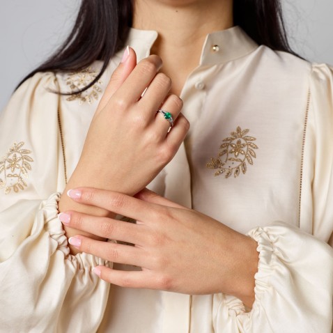 ANEL com brilhantes e esmeraldas