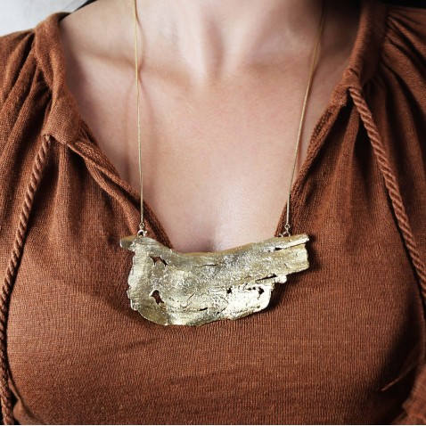 COLAR E PREGADEIRA PRATA EUCALIPTUS BARK | NATURA