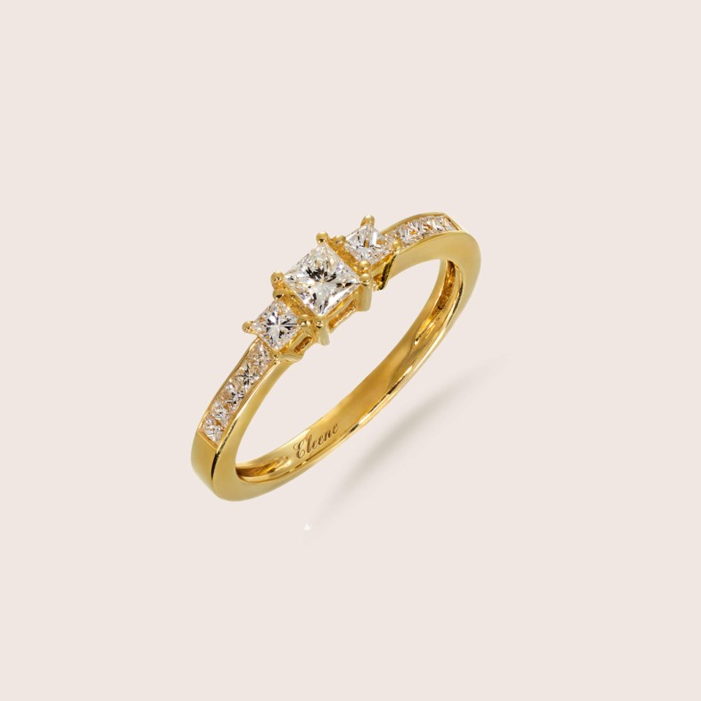 Anel com diamantes