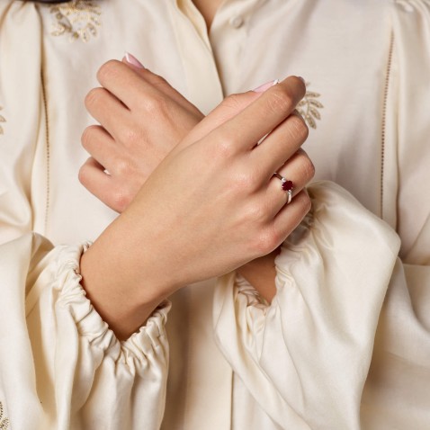 ANEL DE NOIVADO com rubi e diamantes | Cores Preciosas