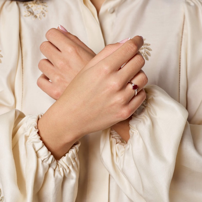 ANEL DE NOIVADO com rubi e diamantes | Cores Preciosas