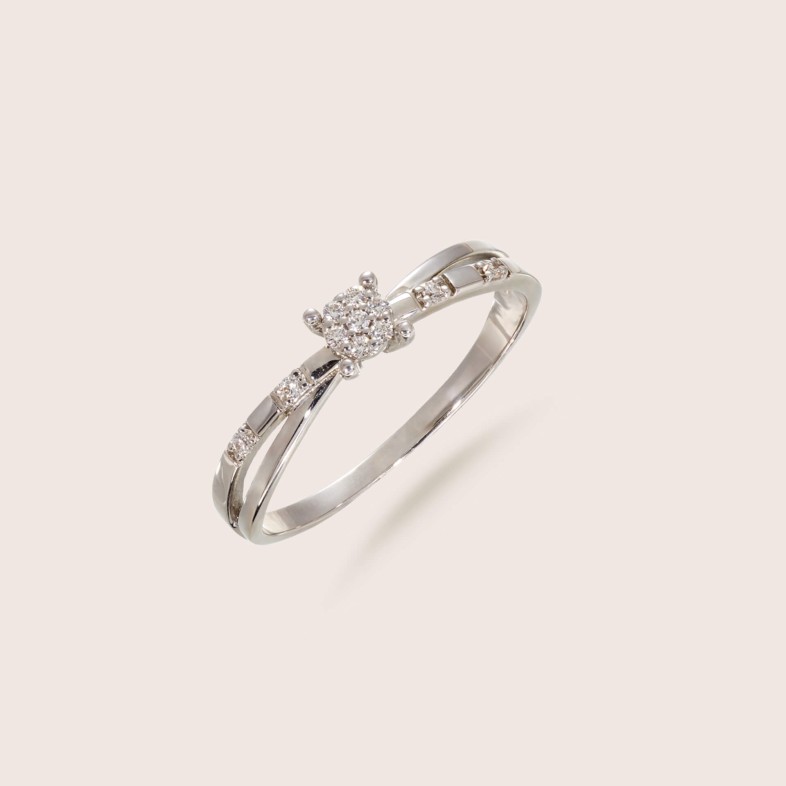 Anel com diamantes