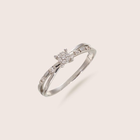 Anel com diamantes