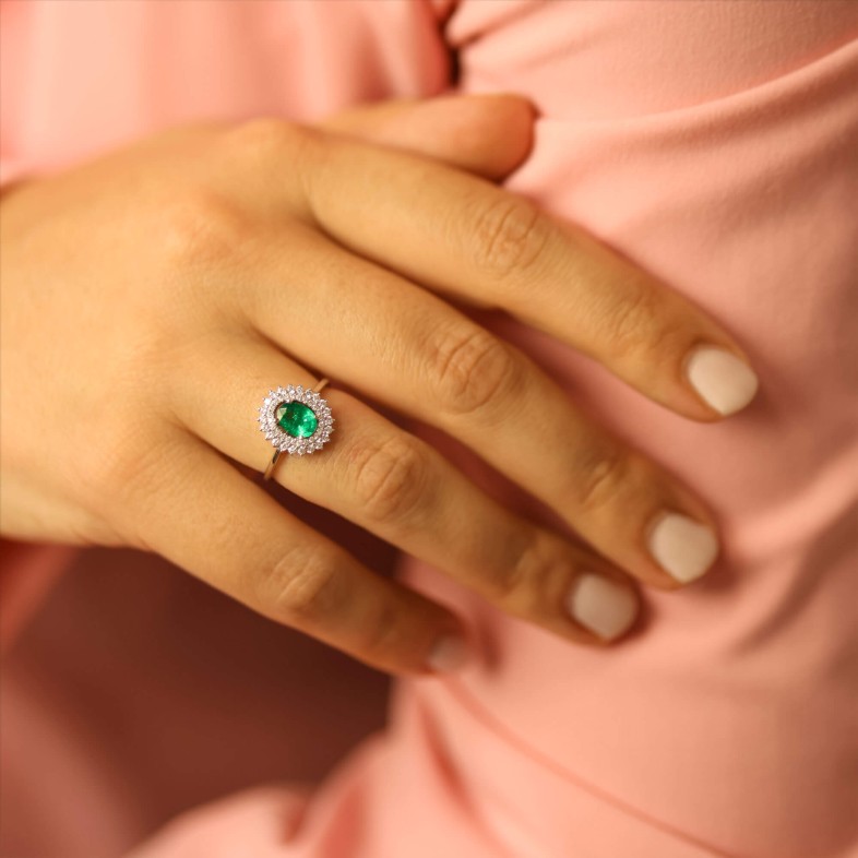 Anel com Diamantes e Esmeralda