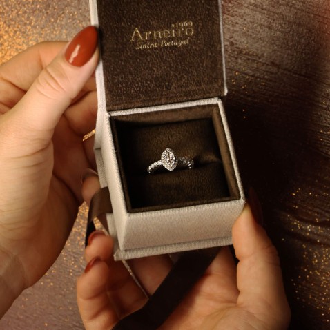 Anel de noivado em ouro branco 18K