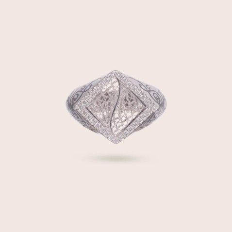 Anel com Esmalte e Diamantes