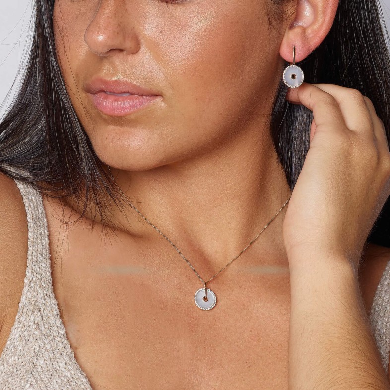 Brincos madreprola e diamantes