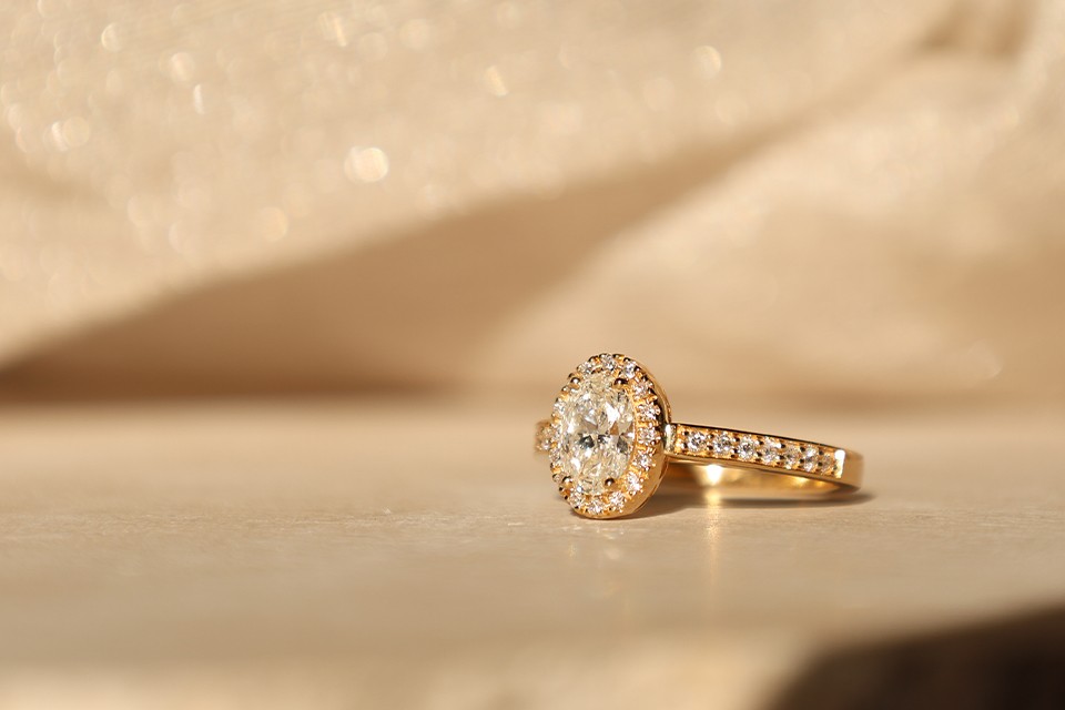 How to choose the ideal engagement ring: a complete guide to making the right decision.