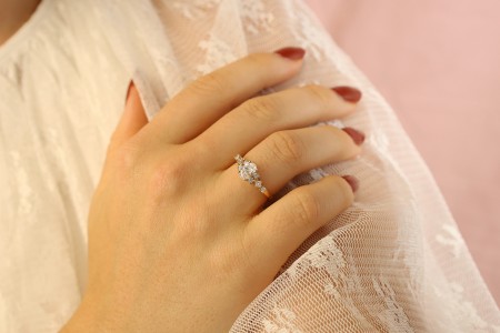 Georgina-style engagement ring: elegance and diamonds GIA | Arneiro 1969