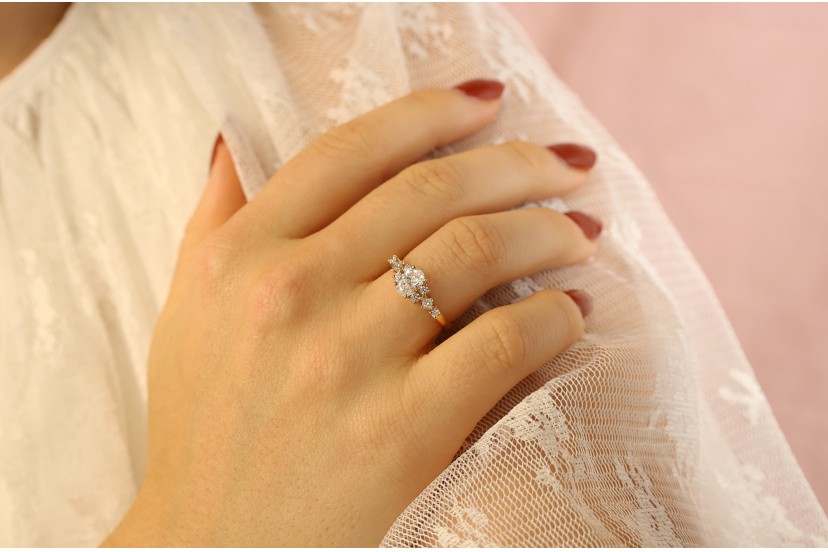 Georgina-style engagement ring: elegance and diamonds GIA | Arneiro 1969