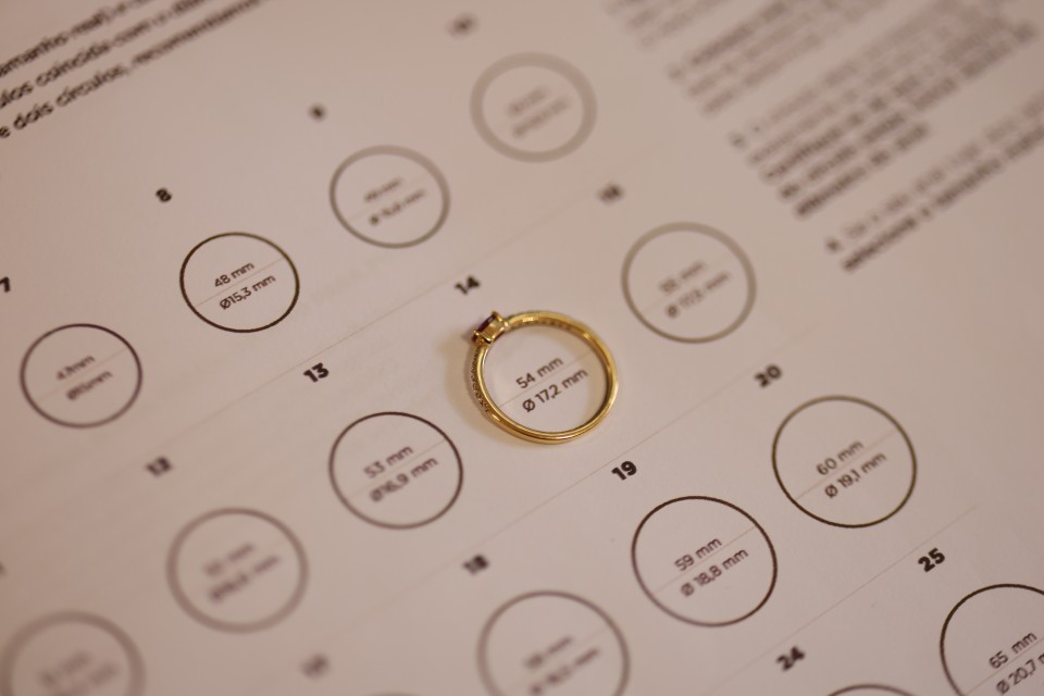 How to find out the engagement ring size without the person knowing?