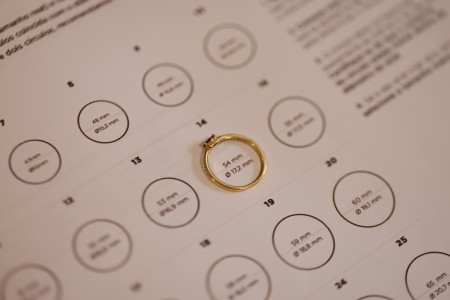 How to find out the engagement ring size without the person knowing?