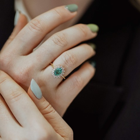 Anel Noivado Ouro 19,2K Esmeralda e Diamantes