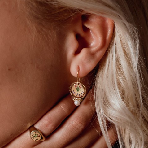 !9,2K Gold and Pearl "Be happy" Earrings | Lembran�a