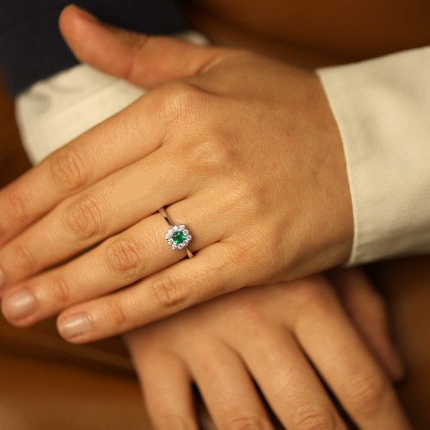 18K White Gold Engagement Ring with Emerald and Diamonds | Cores Preciosas