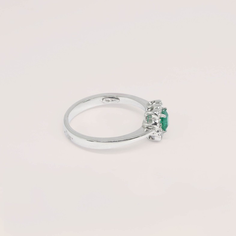 18K White Gold Engagement Ring with Emerald and Diamonds | Cores Preciosas