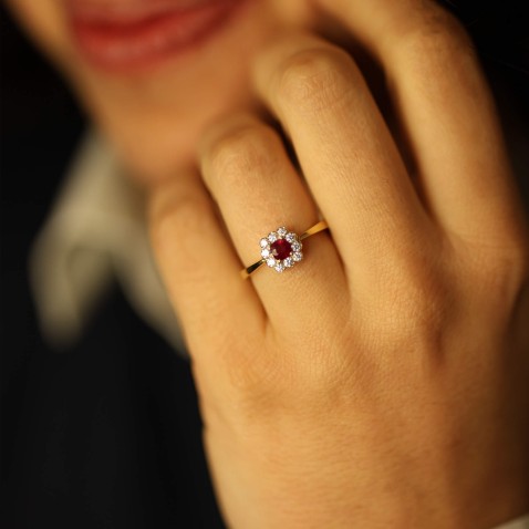18K Gold Engagement Ring with Ruby and Diamonds | Cores Preciosas