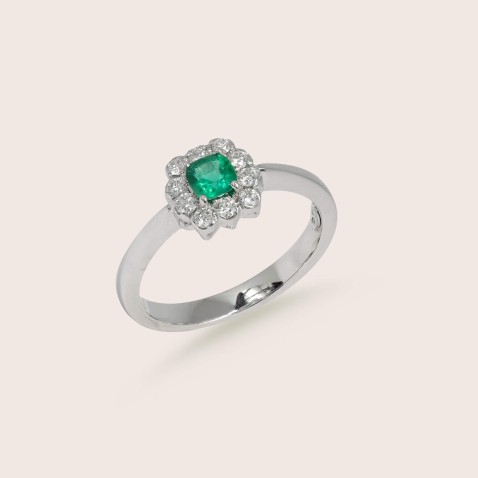 18K White Gold Engagement Ring with Emerald and Diamonds | Cores Preciosas