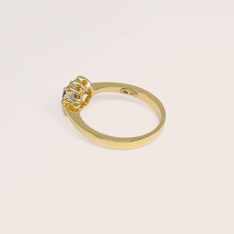 18K Gold Engagement Ring with Sapphire and Diamonds | Cores Preciosas