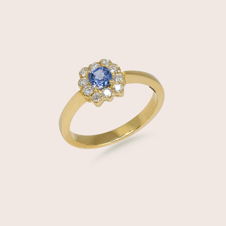 18K Gold Engagement Ring with Sapphire and Diamonds | Cores Preciosas