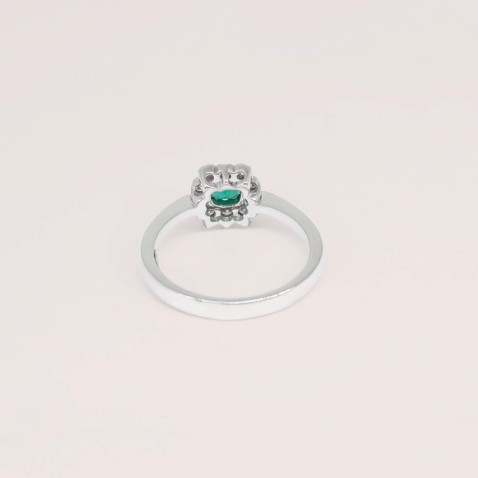 18K White Gold Engagement Ring with Emerald and Diamonds | Cores Preciosas