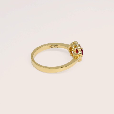 18K Gold Engagement Ring with Ruby and Diamonds | Cores Preciosas