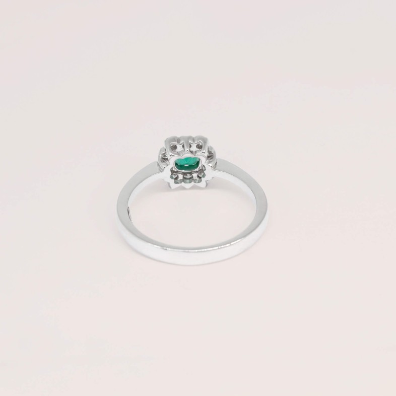 18K White Gold Engagement Ring with Emerald and Diamonds | Cores Preciosas