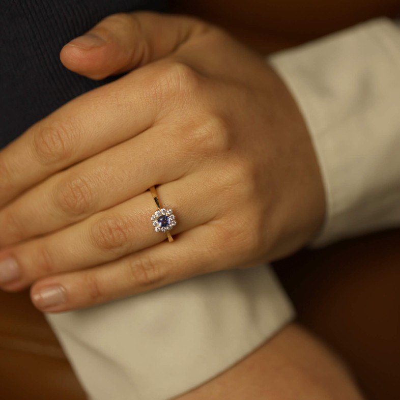 18K Gold Engagement Ring with Sapphire and Diamonds | Cores Preciosas