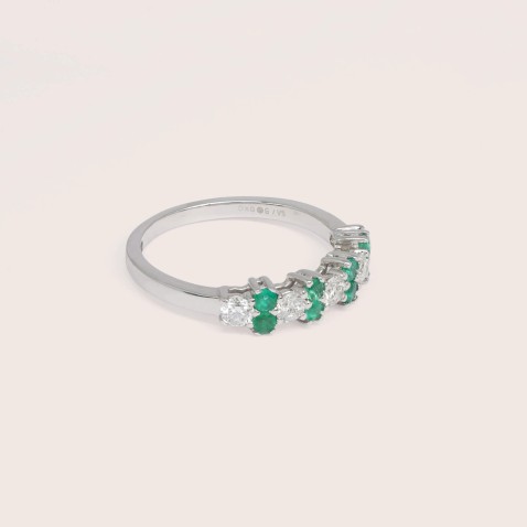 18K White Gold Engagement Ring with Emeralds and Diamonds | Cores Preciosas