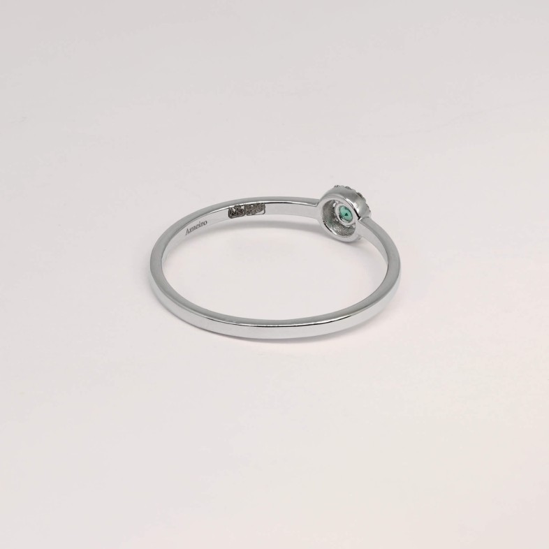 18K Gold Engagement Ring with Emerald and Diamonds | Cores Preciosas