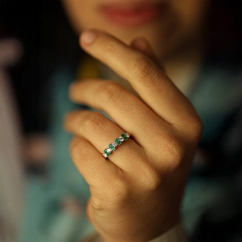 18K White Gold Engagement Ring with Emeralds and Diamonds | Cores Preciosas