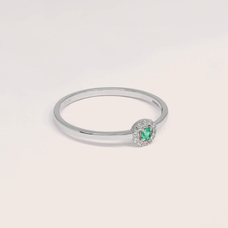 18K Gold Engagement Ring with Emerald and Diamonds | Cores Preciosas