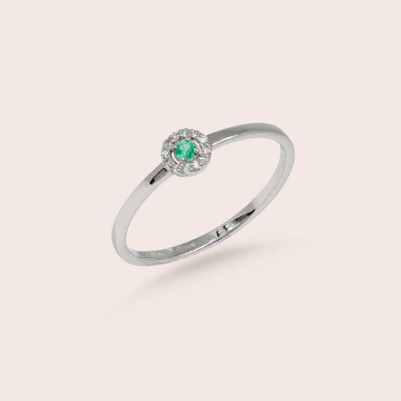 18K Gold Engagement Ring with Emerald and Diamonds | Cores Preciosas