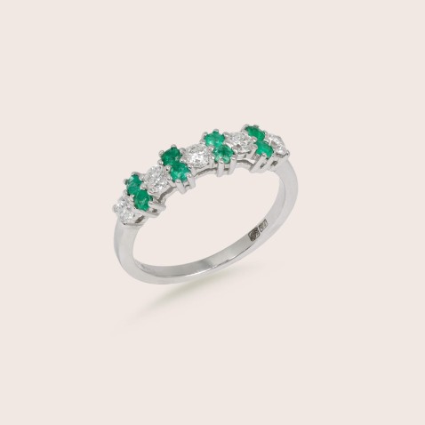 18K White Gold Engagement Ring with Emeralds and Diamonds | Cores Preciosas