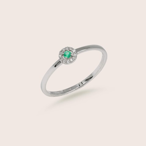 18K Gold Engagement Ring with Emerald and Diamonds | Cores Preciosas