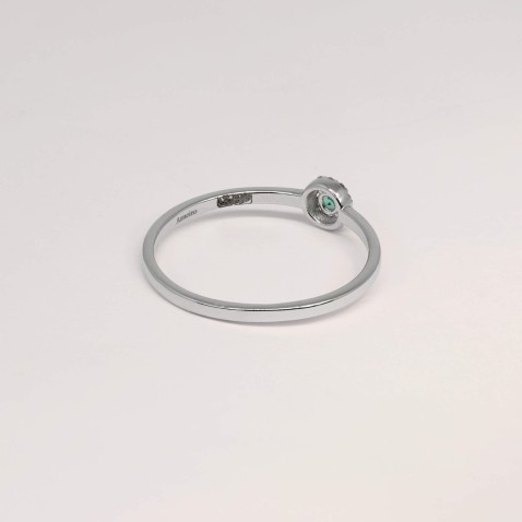18K Gold Engagement Ring with Emerald and Diamonds | Cores Preciosas