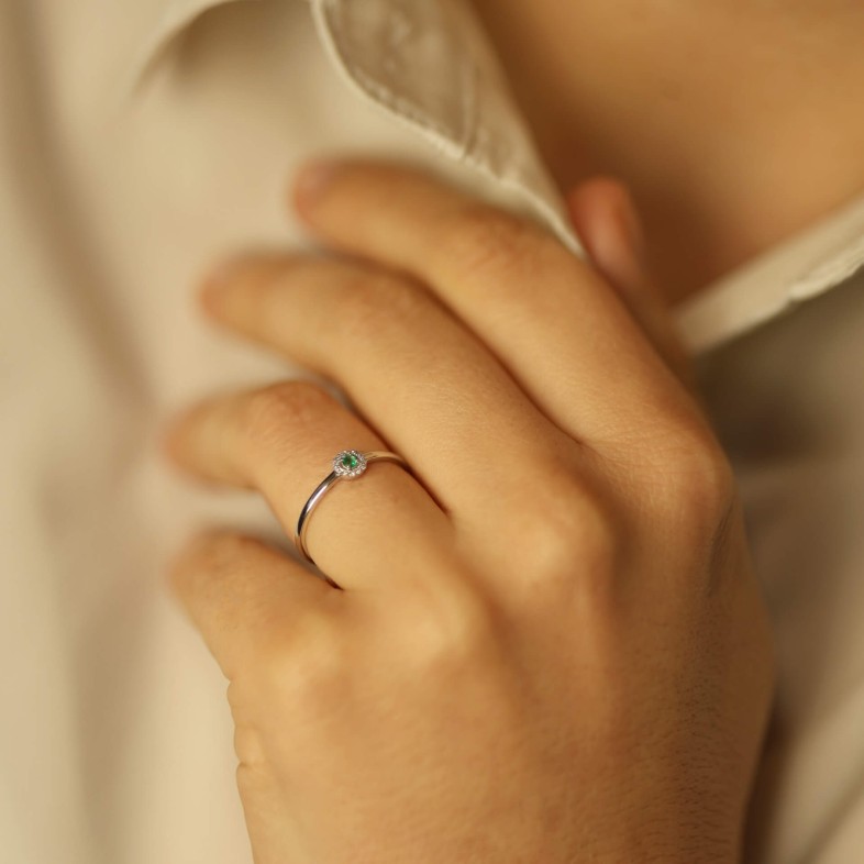 18K Gold Engagement Ring with Emerald and Diamonds | Cores Preciosas