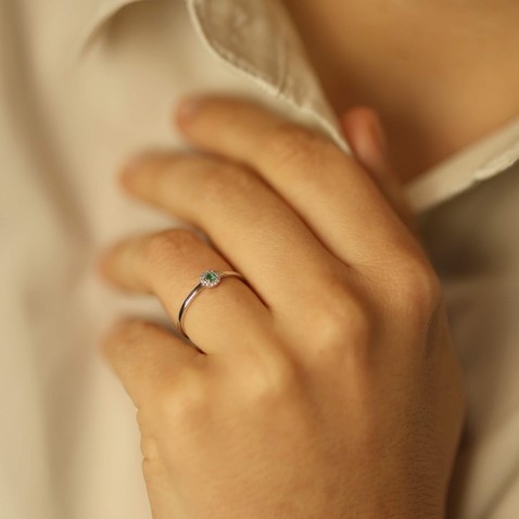 18K Gold Engagement Ring with Emerald and Diamonds | Cores Preciosas