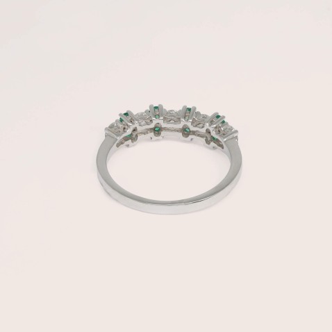 18K White Gold Engagement Ring with Emeralds and Diamonds | Cores Preciosas