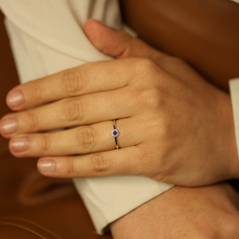 18K Gold Engagement Ring with Blue Sapphire and Diamonds | Cores Preciosas