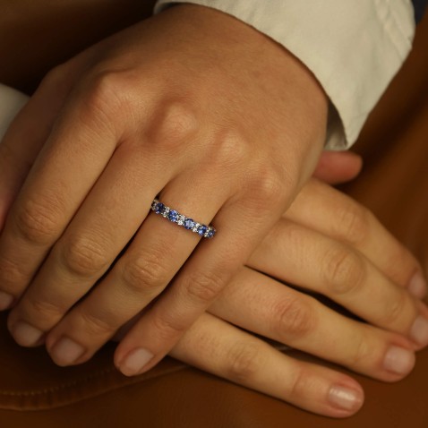 18K White Gold Engagement Ring with Sapphires and Diamonds | Cores Preciosas