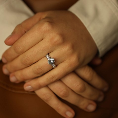 18K White Gold Engagement Ring with Aquamarine and Diamonds | Blue Sea