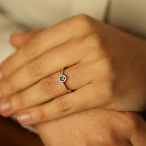 18K White Gold Engagement Ring with Emerald and Diamonds | Cores Preciosas