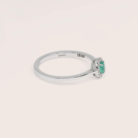 18K White Gold Engagement Ring with Emerald and Diamonds | Cores Preciosas
